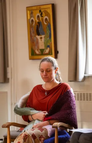 Vrouw zit met haar ogen dicht