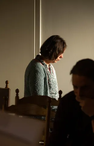 Vrouw met gebogen hoofd