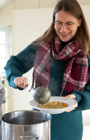 Vrouw schept eten op