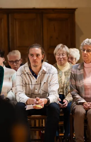 Mensen tijdens een dienst